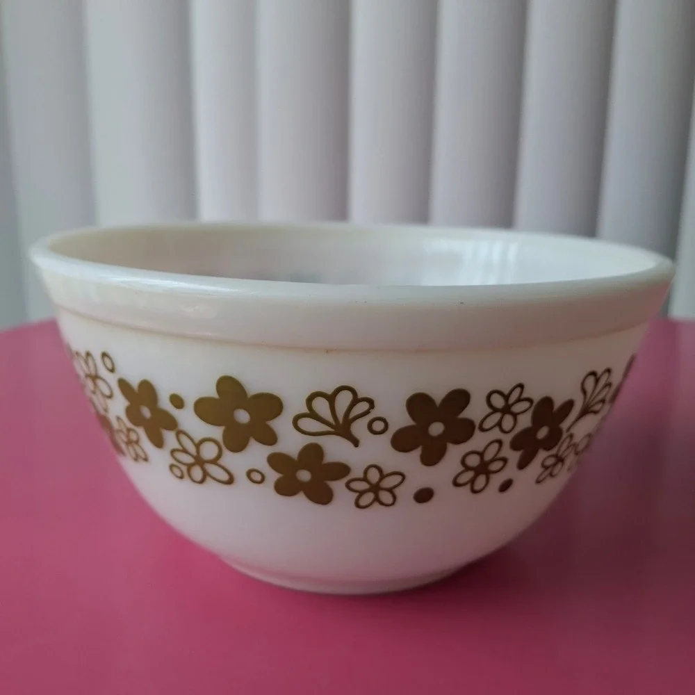 Vintage Pyrex Spring Blossom Green Milk Glass 1 1/2 QT Bowl 402 Crazy Daisy